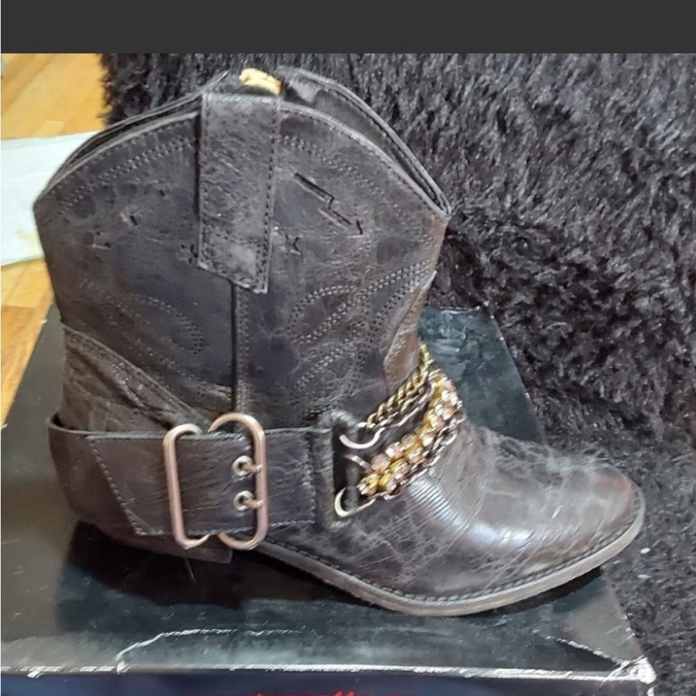 Steve Madden 6.5 Black Textured Ankle Boots (inside liner some damage)